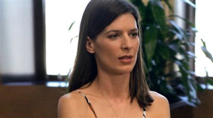 Is Perrey Reeves Married? Her Bio, Age, Baby, Net worth, Height and Weight